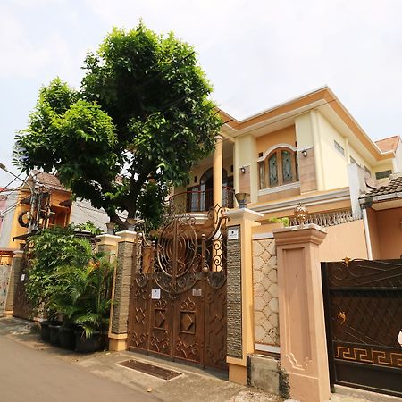 Maharani Guesthouse Tebet Syariah Jakarta Exterior photo