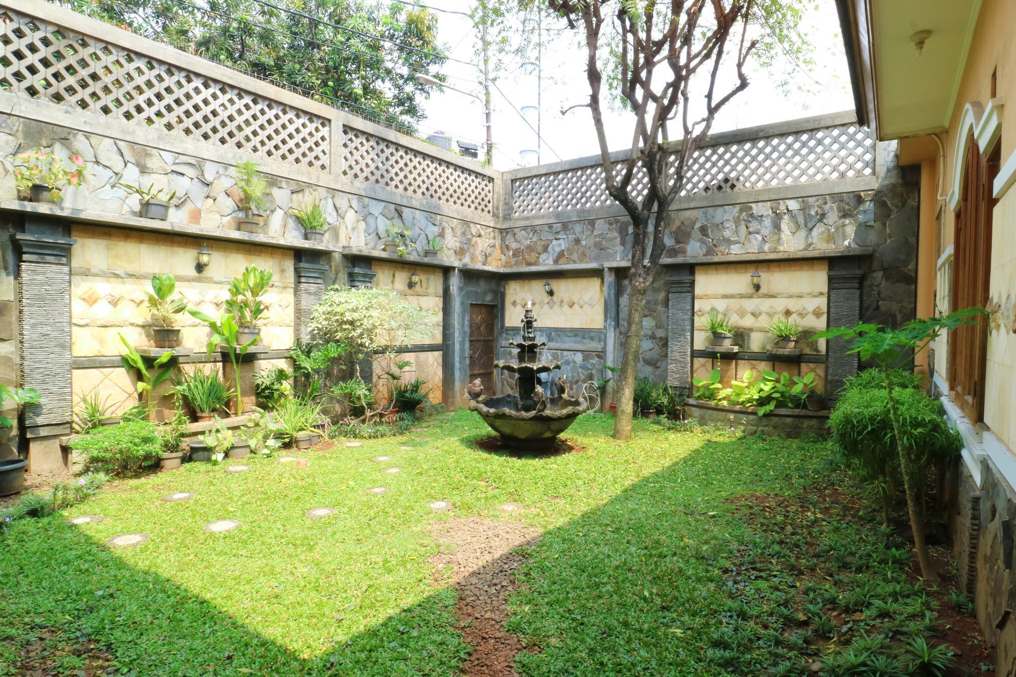 Maharani Guesthouse Tebet Syariah Jakarta Exterior photo